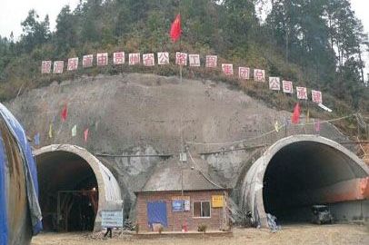 小型混凝土泵車，四川松潘隧道施工紀(jì)實(shí)